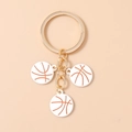 Detail van drie witte basketbalhangers met gouden metalen op een sportieve sleutelhanger - Wit Rood