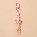 Detailopname van de roze kralen sleutelhanger met zeester en vlinder hangers - Roze