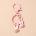 Detail von rosa Erdbeer- und orangefarbenen Ananas-Hasen-Anhängern mit passendem Karabiner - Rosa