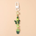 Detail van groene kralen sleutelhanger met cactus en vlinder bedeltjes aan de haak - Groen
