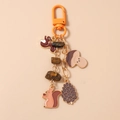 Detail eines Waldthemen-Schlüsselanhängers mit Eichhörnchen, Pilzanhängern und Tigerauge-Steinen - Eichhörnchen Kiefernzapfen Pilz