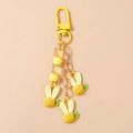 Dettaglio di un portachiavi creativo con coniglio ananas, ciondolo in resina gialla e catena - Coniglio Ananas Giallo