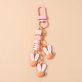Dettaglio del portachiavi rosa con ciondoli ananas in resina e perle decorative - Coniglio Ananas Rosa