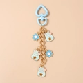 Detail von blauem Herzverschluss und hellgrünen Glückskatzen-Anhängern an Goldkette - Blau