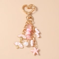 Detalle del llavero de estrella de mar rosa con cierre de corazón y colgantes - Abanico Estrella de Mar