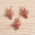 Makroaufnahme von drei Roségold-Muschelanhängern mit Spiraltexturen für DIY-Schmuck - Rosa Schnecke Textur Anhänger (YD015fense) / 10er Pack / Rosa