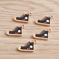 Détail macro de breloques de baskets montantes en alliage noir et doré pour bijoux artisanaux - Lot de 10 / Noir