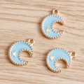 Detailansicht der hellblauen Emaille Stern und Mond Anhänger mit goldenem Perlenrand - 10er Pack / Blau