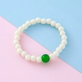 Bracelet élégant composé de perles blanches mates et d'une perle centrale verte translucide - Bracelet