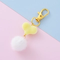 Portachiavi dolce con cuore giallo e pompon soffice bianco su sfondo rosa e blu - Bianco