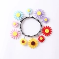 Serre-tête en plastique noir avec pinces à fleurs marguerites en feutre multicolores - Couleur de tournesol double aléatoire