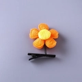 Niedliche orangefarbene Plüschblume-Haarspange mit schwarzer Metallklemme für Mädchen - Gelb