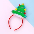 Serre-tête de Noël avec sapin en peluche vert et pompons colorés sur un anneau rouge - Style Décor Sapin de Noël
