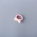 Chouchou rose avec nœud en velours pour enfants en tissu élastique sur fond gris - Rose