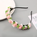 Elegante cerchietto floreale con rose artificiali rosa e bianche e boccioli di fiori verdi - Rosa (Stile A)
