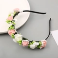 Cerchietto con fiori PE rosa e bianchi con dettagli di foglie verdi e bacche - Rosa E Bianco (Stile A)