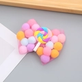 Pinza para el pelo de malla rosa con pompones de colores y un centro de piruleta - Piruleta Púrpura