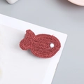 Lindo pasador de pelo tejido a mano con forma de pez en color rojo ladrillo - Pez Borgoña