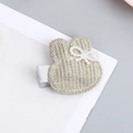 Pinza para el pelo de conejo tejida a mano en color beige con lazo de perlas blancas - Conejo Gris