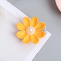 Pinza para el pelo con flor de ganchillo amarilla artesanal, perla y cinta gris - Flor Amarilla