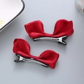 Paire de barrettes à nœuds en satin rouge pour filles avec finition brillante et pince en métal - Bordeaux