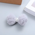 Fermaglio per capelli a fiocco in finta pelliccia grigia con perla centrale e strass - Grigio chiaro