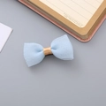 Fermaglio per capelli fatto a mano con fiocco in seersucker azzurro e nastro dorato elegante - Azzurro
