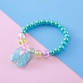 Bunte Perlenarmband für Kinder mit türkisen Perlen und blauem Schleifenanhänger - Hellblau