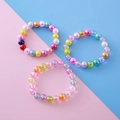 Juego de tres pulseras de cuentas macaron de colores con colgantes de dibujos animados - Multicolor
