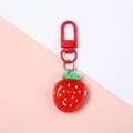 Simpatico portachiavi a fragola in resina con foglie verdi e chiusura rossa per borse - Fragola
