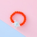 Anello elastico per bambini con perle arancioni sfaccettate e un ciondolo a stella - Stile Stella / Scarlatto