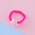 Anello elastico con perline per bambini con perle rosa acceso e ciondolo a stella colorata - Stile Stella / Rosso rosa