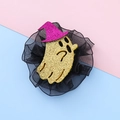 Halloween Glitzer Geist Haarspange mit pinkem Hexenhut und schwarzem Netz auf Pastellgrund - Gold Geist