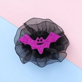 Halloween Haarclip mit Netzblume und lila Glitzerfledermaus auf buntem Hintergrund - Kleine Fledermaus