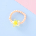 Anello elastico con perline per bambini con perle color pesca e ciondolo a stella gialla - Stile Stella / Colore pelle
