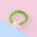 Anello elastico con perline verdi sfaccettate e un ciondolo a stella rosa cangiante - Stile Stella / Verde trasparente