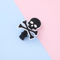 Barrette Halloween en PVC souple avec tête de mort et os croisés sur clip en métal - Crâne 3