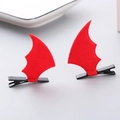 Détail des pinces à cheveux ailes de chauve-souris en feutre rouge avec attaches métalliques - Style Émail Noir