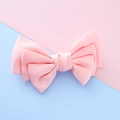 Nœud de cheveux en satin rose pour filles avec un design multicouche sur fond pastel - Rose