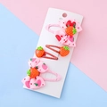 Schattige aardbei haarspeldjes set voor kinderen op kaart met pastelkleurige achtergrond - Aardbei