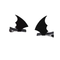 Dettaglio dei fermagli per capelli a forma di ali di pipistrello nere per feste di Halloween - Stile avvolto in tessuto rosso