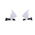 Dettaglio di fermagli per capelli ad ala di pipistrello in feltro bianco con base in nastro - Stile avvolto in tessuto bianco