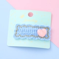 Pince à cheveux tricotée bleu clair avec cœur rose sur carte de présentation - Cœur bleu