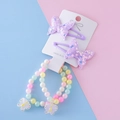 Süßes Kinder-Schmuckset mit lila Pailletten-Schmetterlingsspangen und bunten Perlenketten - 2 Clips + 2 Armbänder / Violetter Schmetterling