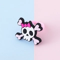 Anello a teschio nero con fiocco rosa in morbido PVC per bambini stile cartone - Modello Teschio 2