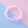 Rosa Perlenarmband für Kinder mit lila Schmetterling und Sternenanhänger auf buntem Grund - Violetter Schmetterling