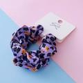 Chouchou d'Halloween violet avec motifs de citrouilles et d'araignées en satin - Modèle à Citrouille Violette