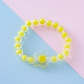 Pulsera infantil de cuentas amarillas con dije de flor de acrílico transparente - Flor Amarilla