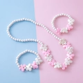 Set de joyas para niñas con perlas blancas y collares y pulseras de mariposas coloridas - Conjunto de Collar y Pulsera