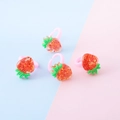 Set di 4 anelli fragola glitterati per bambini con fasce in plastica rosa regolabili - Stile Carota Rossa